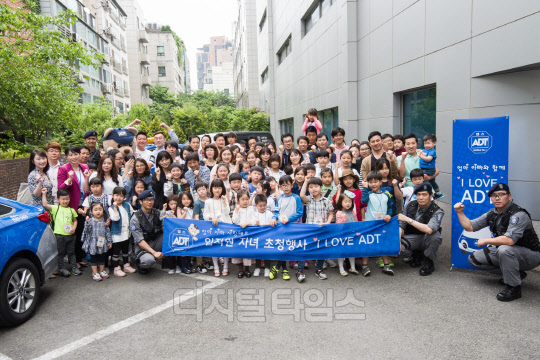 ADT캡스가 5월 가정의 달을 맞아 지난 13일 서울 삼성동 ADT캡스 본사에서 임직원 가족들을 대상으로 '아이러브 ADT'를 진행했다. 이날 임직원 가족 100여 명이 부모와 배우자의 일터에 대한 이해도를 높일 수 있는 다양한 체험 프로그램이 진행됐다. ADT캡스 제공